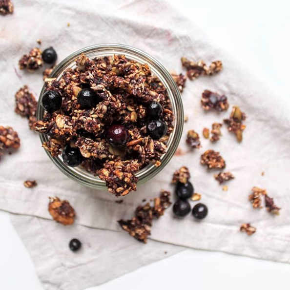 Granola med blue bärpulver